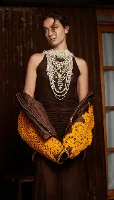 Top de tul doble elastizado color marrón, con diseño ajustado al cuerpo, escote halter y detalle de frunces frontales.