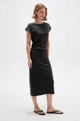 Vestido midi negro sin mangas, con cuello redondo y diseño ajustado de corte recto.