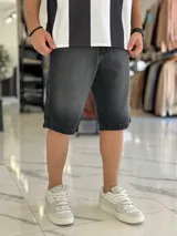 Bermuda de jean de corte baggy y tiro medio, con diseño clásico de cinco bolsillos y lavado claro.