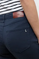 Bermuda de denim negro de tiro medio, con diseño clásico de cinco bolsillos y largo hasta las rodillas.
