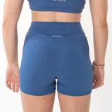 Short deportivo de tiro alto en color negro, con diseño ajustado y logo estampado en la parte posterior de la cintura.