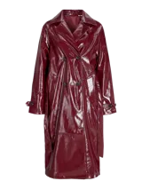 Trench coat de corte largo con acabado brillante tipo vinilo, cuello con solapas, cierre frontal cruzado con botones y cinturón ajustable a la cintura. Posee mangas largas con trabillas en los puños y bolsillos laterales.