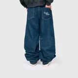 Pantalón de jean estilo baggy, de corte ultra holgado y tiro medio, confeccionado en denim de color azul oscuro con acabado raw.