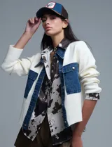 Chaqueta combinada en denim y tejido color blanco, marca Q2. Cuello con solapa y abertura central con botones metálicos. Delantera con bolsillos.