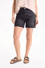 Short de jean negro con elastano, de corte mom, tiro alto y diseño clásico de cinco bolsillos.