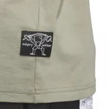 Camiseta color verde oliva de corte clásico, con logo de Adidas bordado en la manga izquierda.