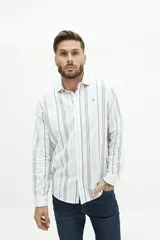 Camisa de manga larga de lino y algodón, color blanco con rayas verticales en tonos gris y beige. Presenta un corte semi slim y un pequeño logo bordado en el pecho.