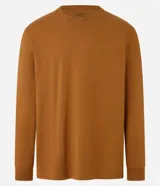 Remera de manga larga con cuello redondo, confeccionada en algodón. Presenta un corte comfort holgado y una pequeña etiqueta decorativa en el bajo.