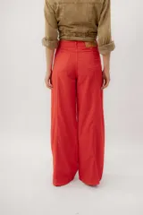 Pantalón de tiro medio y silueta amplia de corte recto, confeccionado en tela liviana de color celeste.