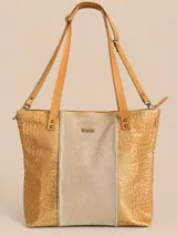 Cartera tipo tote de cuero color tostado con textura símil cocodrilo en los laterales y panel central texturizado en tono beige, con aplique metálico de la marca. Cuenta con doble asa de hombro y correa larga ajustable.