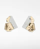 Maxi pendientes metálicos con diseño geométrico y trabajo de pliegues en acabado dorado y plateado.