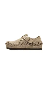 Zapato tipo zueco de cuero color beige, con diseño tejido artesanal en todo el contorno y ajuste mediante correa con hebilla metálica en el empeine.