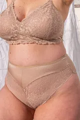 Bombacha tiro alto color lila, confeccionada en lycra y puntilla elastizada, con fundillo de algodón.