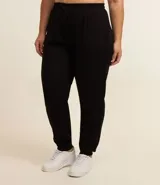 Pantalón deportivo tipo jogger de Ashua, con cintura elástica ajustable, bolsillos laterales y puños ajustados en los tobillos.