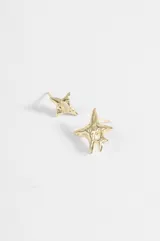 Caravanas asimétricas de cobre plateado con diseño de estrellas de cuatro puntas de estilo orgánico y abultado.