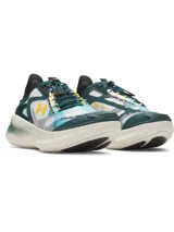 Championes deportivos Under Armour modelo Echo, con diseño técnico y moderno. Presentan una parte superior translúcida multicapa con malla transpirable, sistema de cierre de cordones elásticos asimétricos y amortiguación reactiva UA HOVR en la entresuela. El diseño combina tonos verde oscuro, blanco, amarillo y detalles en azul.