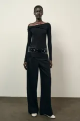 Top de manga larga confeccionado en tejido de algodón, con diseño de escote asimétrico y corte ajustado al cuerpo.