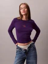 Remera Calvin Klein de manga larga y corte ajustado, color morado, confeccionada en tejido acanalado con cuello redondo. Presenta el monograma de la marca bordado en el centro del pecho.