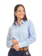 Camisa de manga larga con estampado de cuadros vichy en tonos rosa y blanco, cuello clásico y cierre frontal con botones.