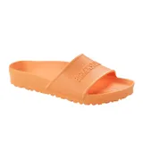 Sandalia tipo slide Birkenstock modelo Barbados, confeccionada en material EVA color naranja, con diseño de textura hexagonal y logo grabado en la banda superior.