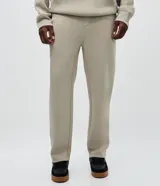Pantalón de corte recto confeccionado en tejido de algodón y poliéster, con cintura elástica, cordón de ajuste y bolsillos laterales.
