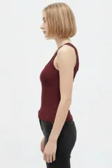 Musculosa de algodón azul con diseño de canalé, cuello redondo y tirantes anchos, ajustada al cuerpo.