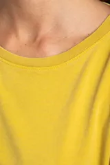 Remera oversize de manga larga color marrón, con cuello redondo y efecto de lavado. Presenta un pequeño bordado en forma de estrella en la parte inferior.