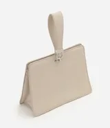 Cartera de mano Satinato de diseño rígido y estructurado, confeccionada en PU con textura croco de color beige. Cuenta con una manija superior corta, cierre con botón magnético y herrajes plateados.
