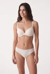 Sostén con copa color blanco, con tirantes ajustables y sutil detalle de encaje en el borde superior.
