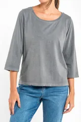 Remera de algodón lavada color gris, de corte al cuerpo, con escote redondo y mangas 3/4.