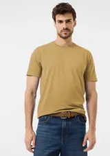 Remera básica celeste de corte regular, con cuello redondo y mangas cortas.