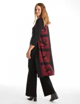 Chaleco largo tejido de la marca Tahari, con diseño tribal en color rojo sobre fondo negro. Presenta un corte recto y abierto al frente.