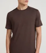 Remera deportiva de manga corta con cuello redondo, confeccionada en tejido técnico con tecnología Dry para mayor transpirabilidad y evaporación del sudor. Presenta un diseño básico con detalles reflectantes.