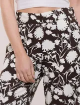 Pantalón crop fluido con estampado animal print, tiro alto y pretina elástica en la parte posterior. Cuenta con bolsillos laterales y perneras amplias y rectas.