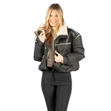 Campera puffer negra de corte regular y largo a la cintura. Presenta cuello alto con interior de pelo sintético en color crema, cierre frontal con botones a presión, bolsillos laterales con cierre y elástico ajustable en el ruedo.