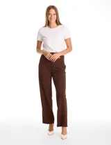 Pantalón de vestir color marrón, de corte wide leg y tiro alto. Presenta una cintura ancha con detalles de hebillas y botones decorativos en tono dorado, además de bolsillos laterales funcionales.