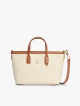 Cartera tote Tommy Hilfiger modelo TH Monoplay, color beige con estampado integral del monograma TH en relieve, asas superiores y correa bandolera extraíble de cuero sintético marrón. Cuenta con cierre de cremallera e insignia metálica del monograma en el frente.