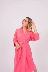 Bata azul marino de toalla con cuello esmoquin, lazo para ajustar en la cintura y bolsillos laterales.