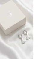 Aros tipo argolla de acero con incrustaciones de circonias y dije colgante en forma de mariposa.
