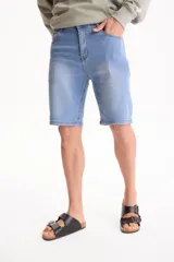 Bermuda de jean de corte clásico con spandex, color azul con lavado medio y costuras en contraste.