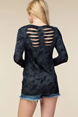 Remera manga larga de color negro con efecto gastado, escote redondo y un gran estampado frontal de una calavera con casco y alas, acompañada de inscripciones temáticas de estilo motero.