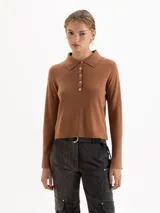 Sweater de punto de lana merino, color marrón, con cuello tipo polo, cierre frontal con botones y mangas largas con puños acampanados.