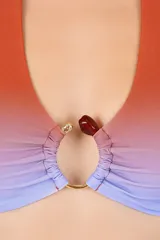 Top de bikini halter con diseño en efecto degradado, tirantes anchos anudados, argolla decorativa circular al centro y fruncido frontal.