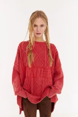 Sweater oversize unisex de tejido de punto con diseño de ochos y efecto lavado. Presenta cuello redondo, mangas largas y una franja central con letras en relieve.