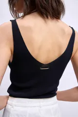 Top tejido de punto color marrón con brillo, escote en V pronunciado y tirantes anchos.