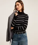 Suéter de punto negro con rayas horizontales blancas, cuello alto y mangas largas.