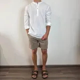 Bermuda color beige de simil lino, con bolsillos laterales y traseros.