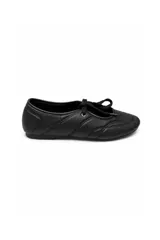 Balerina Tudi de cuero sintético negro, inspirada en el estilo balletcore, con diseño pespunteado, puntera redondeada y cordones ajustables en el empeine con un lazo.