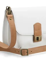 Bandolera de cuero color blanco con solapa y detalles en cuero tostado. Cuenta con herrajes metálicos en tono bronce envejecido, cierre giratorio frontal y correa ajustable y desmontable.
