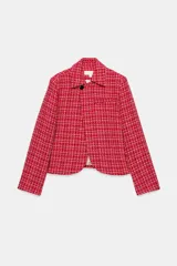 Blazer cruzado de tweed rojo con patrón texturizado en tonos blanco y negro, cuello con solapa, manga larga y cierre frontal con un botón.